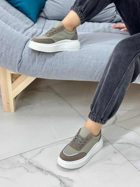 Женские кроссовки