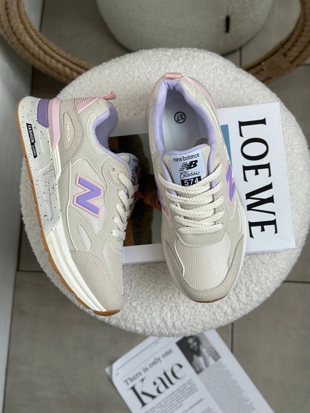 Весенние женские кроссовки