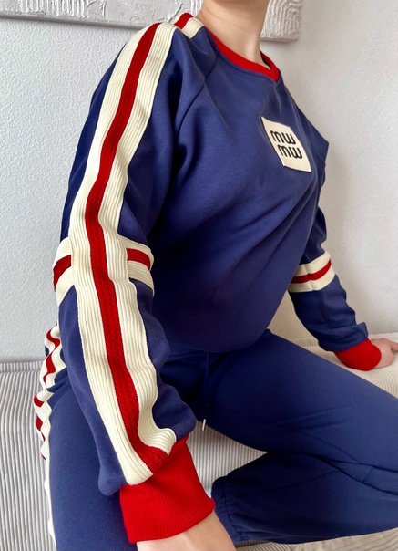 Спортивные стильные женские костюмы