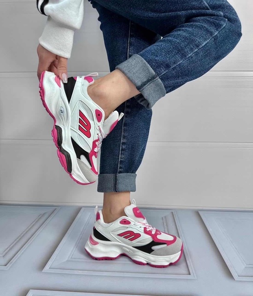 Женские кроссовки
