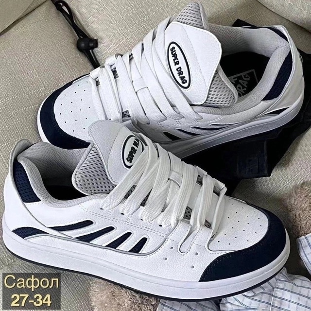 Женские кроссовки