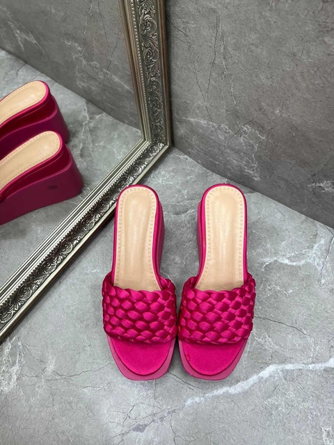 Женские босоножки