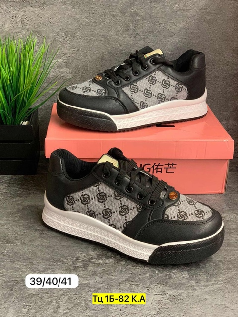 Женские кроссовки