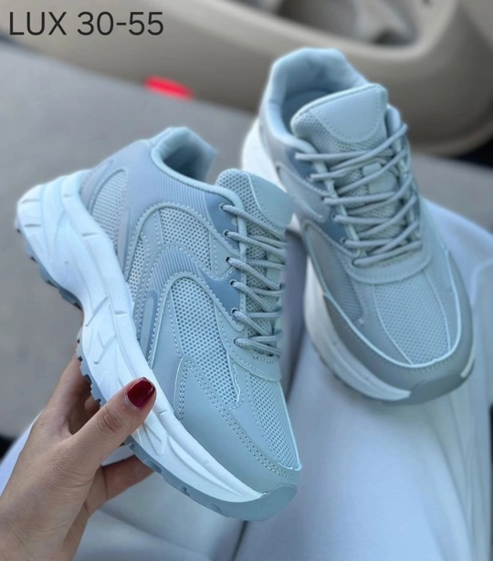 Женские кроссовки