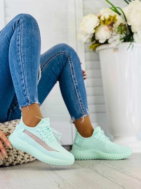 Женские кроссовки