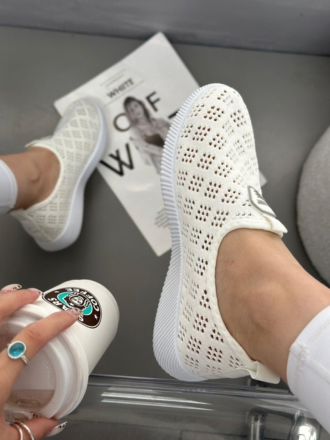 Женские кроссовки