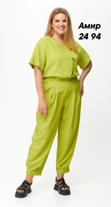 Яркие спортивные стильные женские костюмы