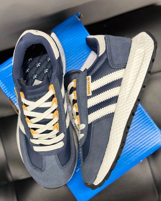 Женские кроссовки