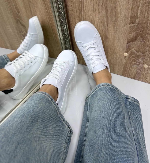 Женские кроссовки