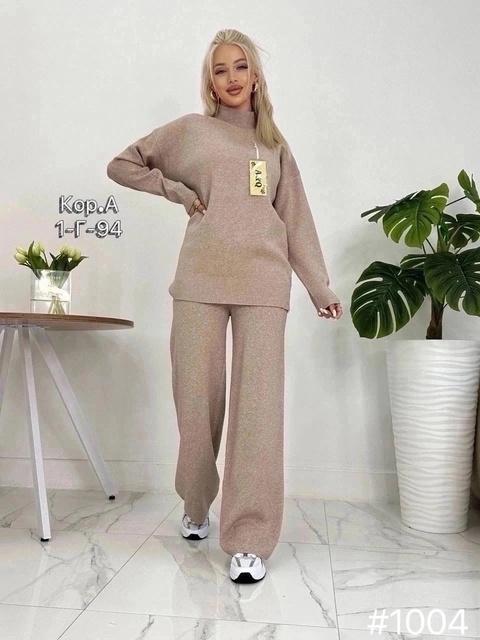 Модные женские костюмы с горлом