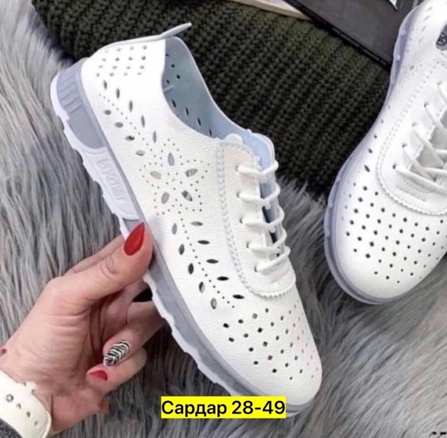 Весенние женские кроссовки