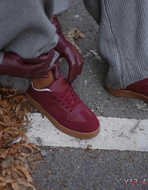 Женские кроссовки