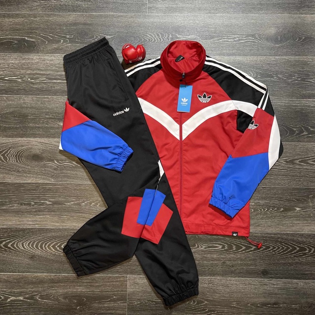 Спортивные женские костюмы