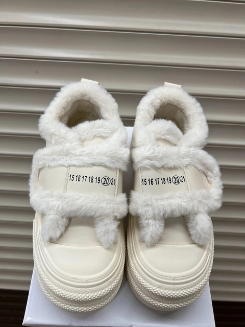 Женские кроссовки