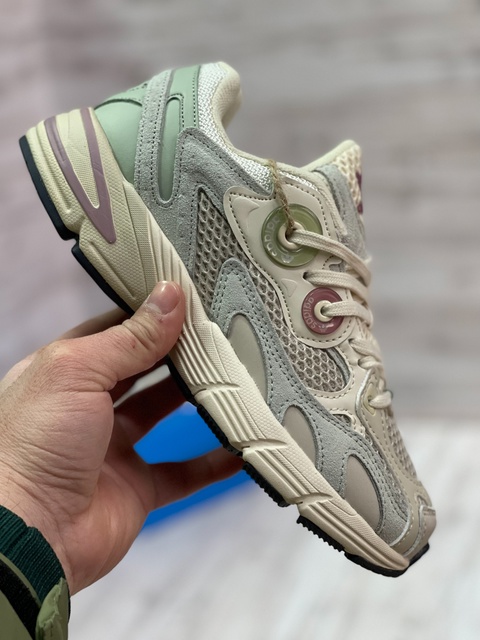 Женские кроссовки