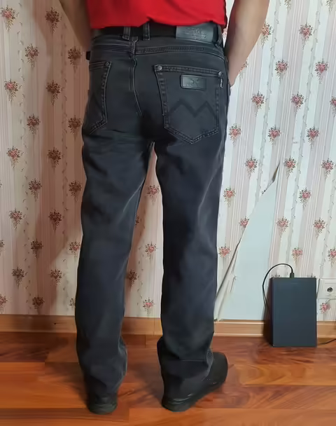 Прямые классические мужские джинсы