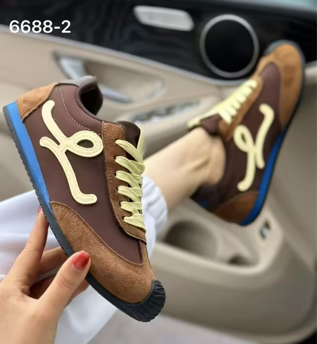 Женские кроссовки