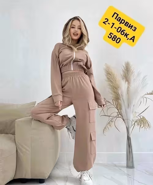 Яркие спортивные модные женские костюмы