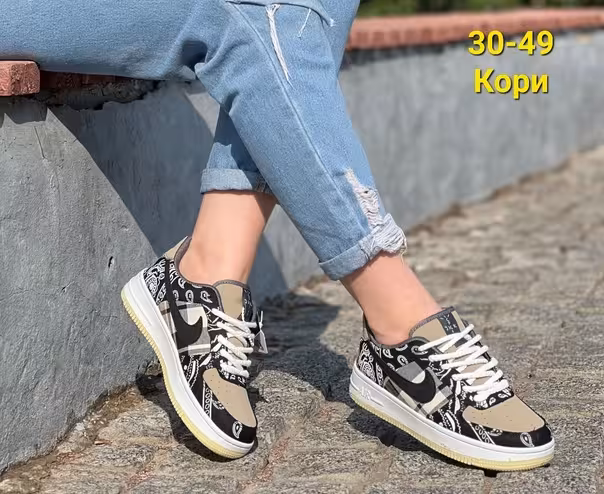 Женские кроссовки